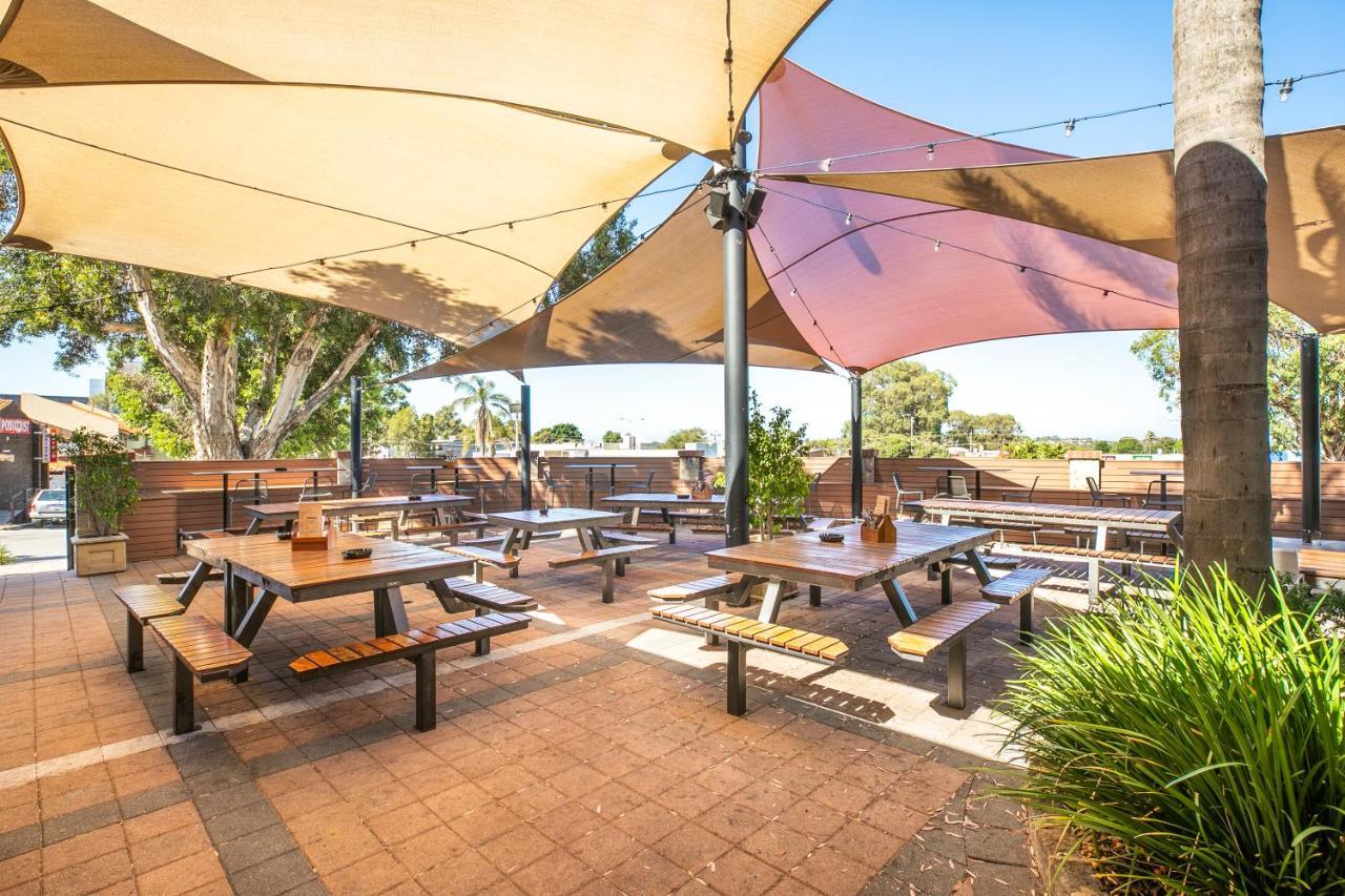 Nightcap At Wanneroo Tavern Exterior foto